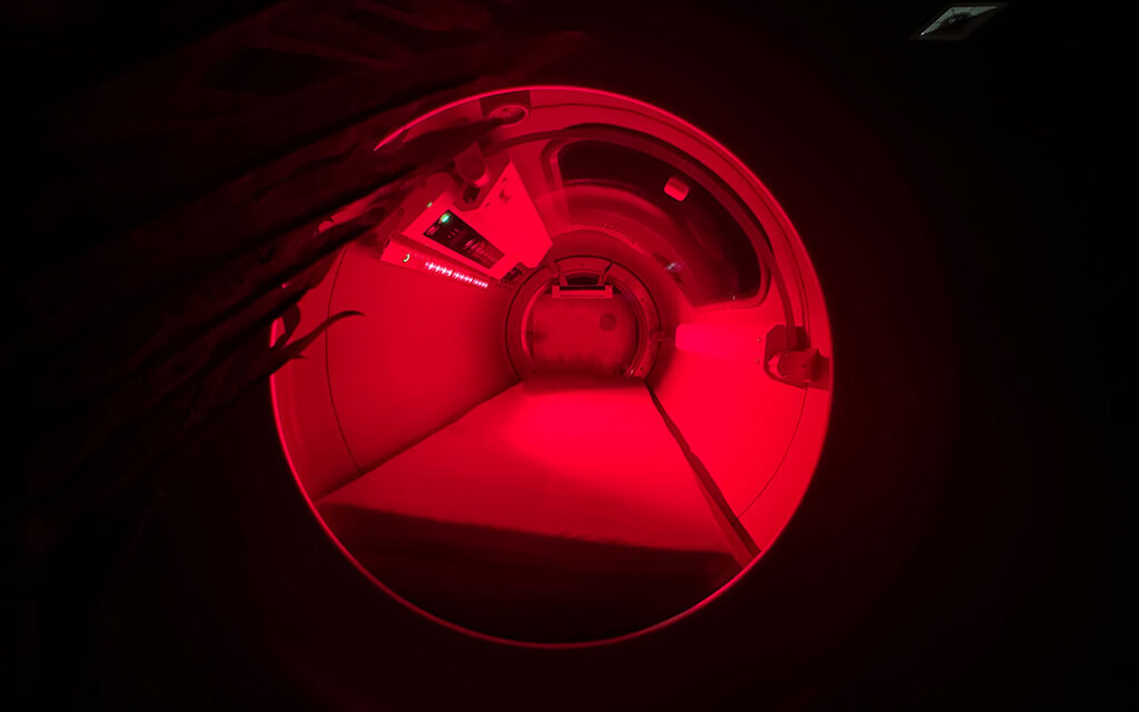 Inisde-Review-of-OXYREVO-RED-LIGHT-INSIDE-OF-HYPERBARIC-CHAMBER
